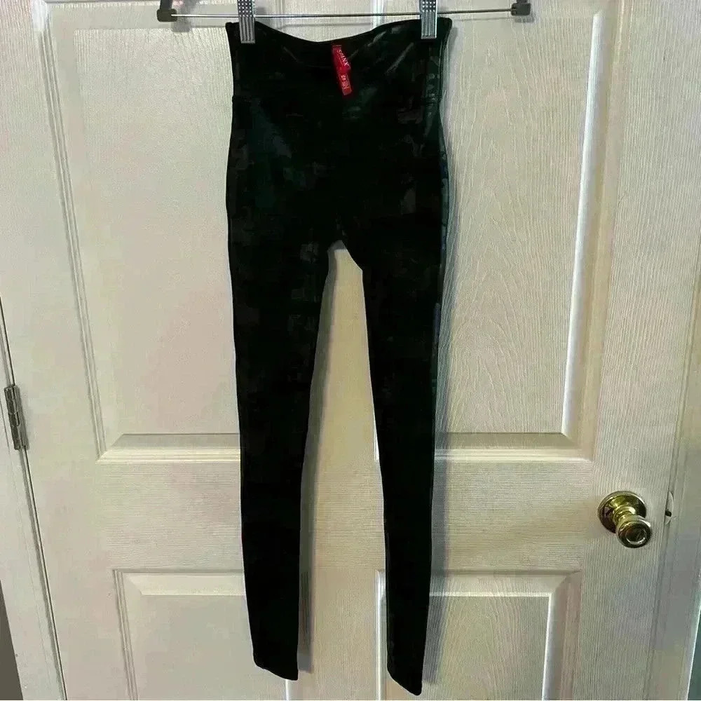 Spanx Black Camo Leggings. Size XS EUC